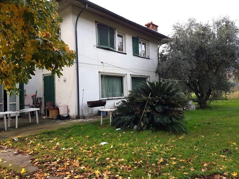 Villa in Vendita a Montignoso, zona Cervaiolo, 450'000&euro;, 180 m², arredato