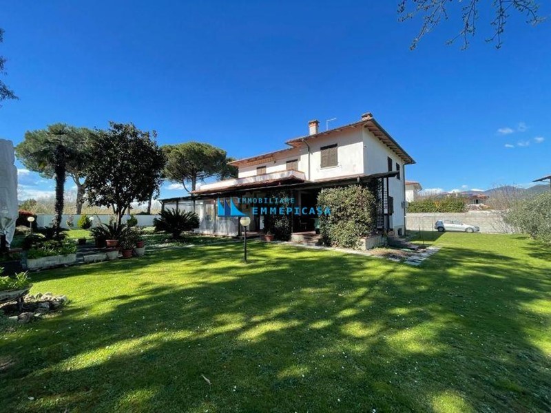 Villa in Vendita a Carrara, zona Marina di Carrara, 780'000€, 300 m², arredato
