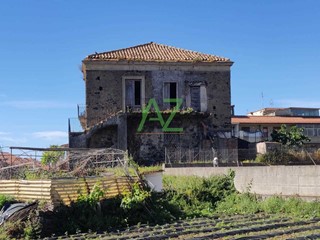 Casale in Vendita a Aci Catena, zona Cubisia, 149'000€, 235 m²