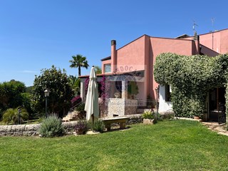 Villa in Vendita a Siracusa, zona TREMILIA, 525'000&euro;, 310 m²