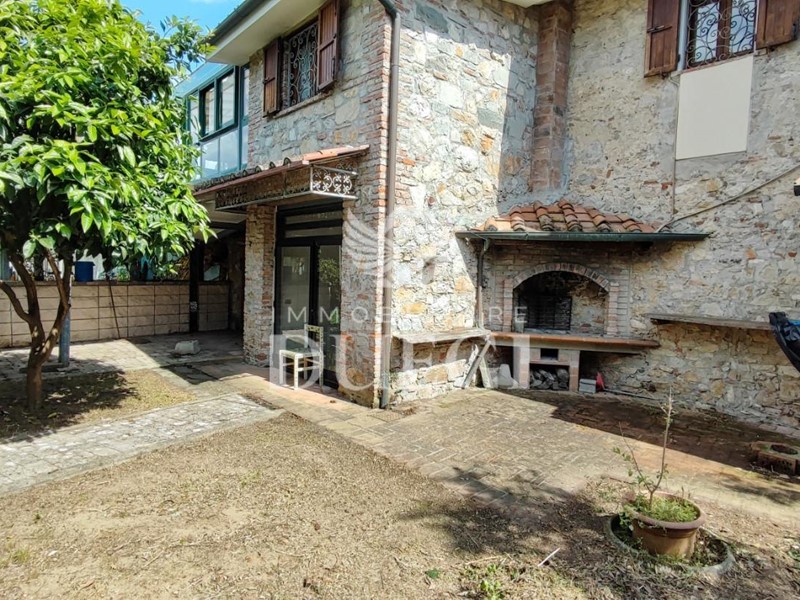 Villa in Vendita a Viareggio, 550'000€, 231 m²