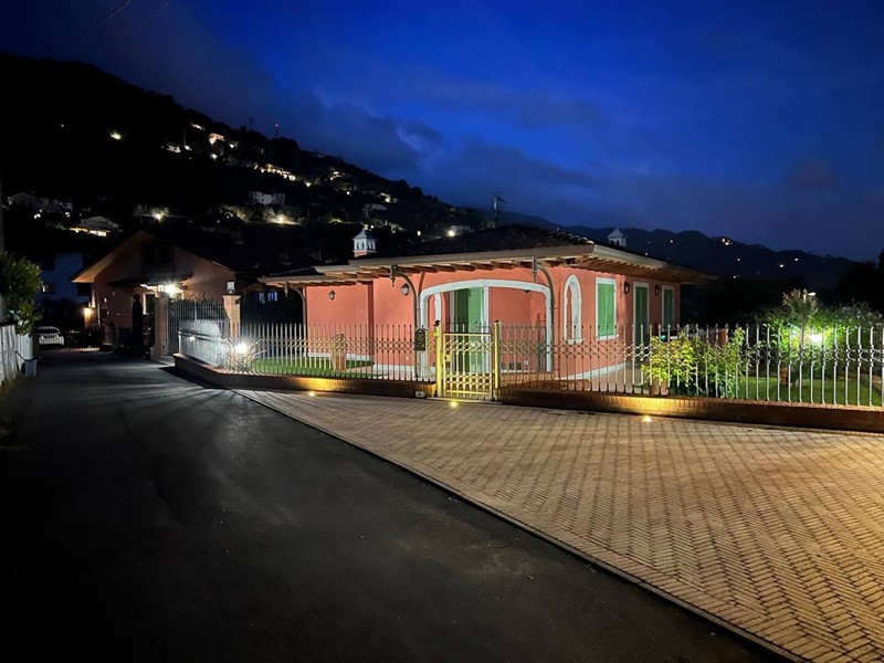 Villa in Vendita a Pietrasanta, zona Strettoia, 6'000€, 200 m², arredato, con Box