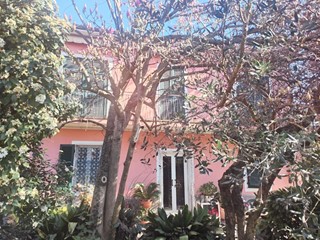 Casale in Vendita a Carrara, 600'000€, 200 m²