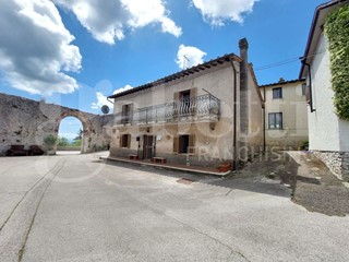 Appartamento in Vendita a Amelia, 38'000€, 146 m²