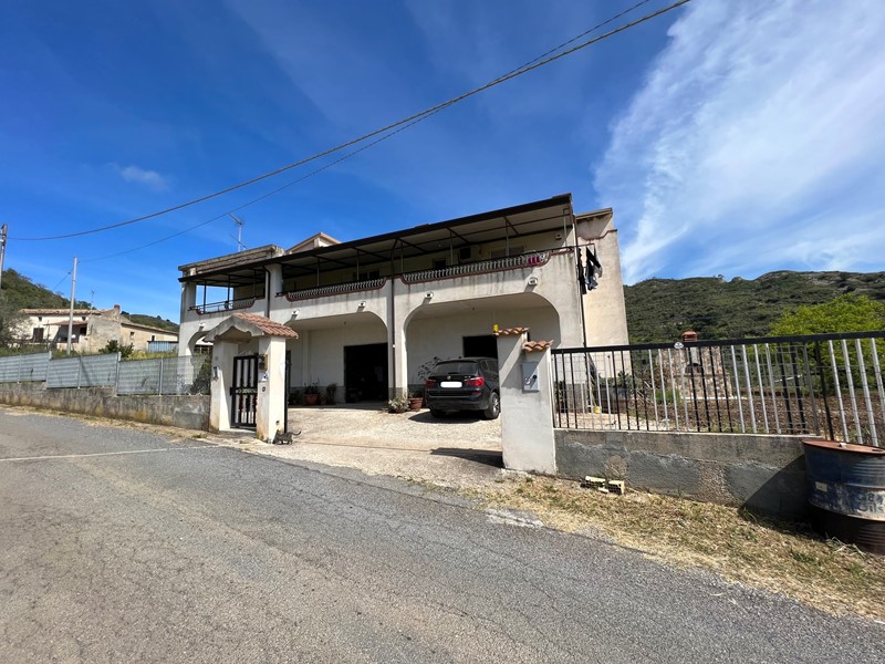 Casa Indipendente in Vendita a San Pietro in Amantea, 250'000€, 353 m²