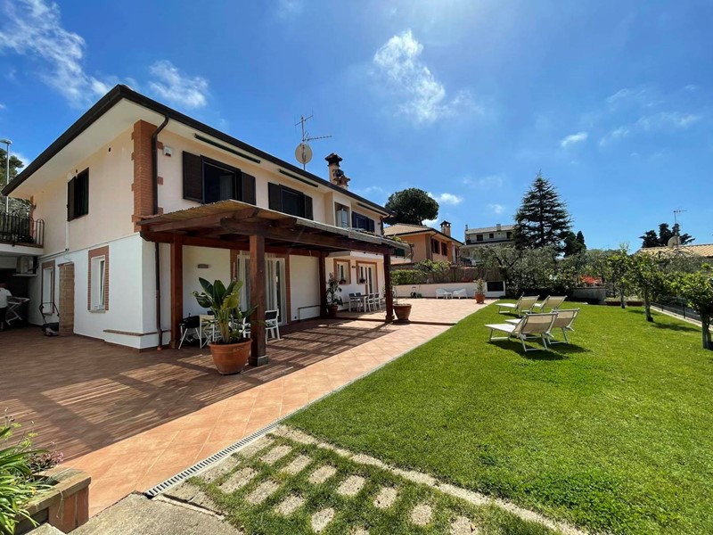 Villa in Vendita a Sperlonga, 998'000€, 250 m², arredato