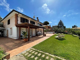 Villa in Vendita a Sperlonga, 998'000€, 250 m², arredato