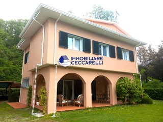 Villa in Vendita a Massa, zona Ronchi, 750'000€, 155 m², arredato