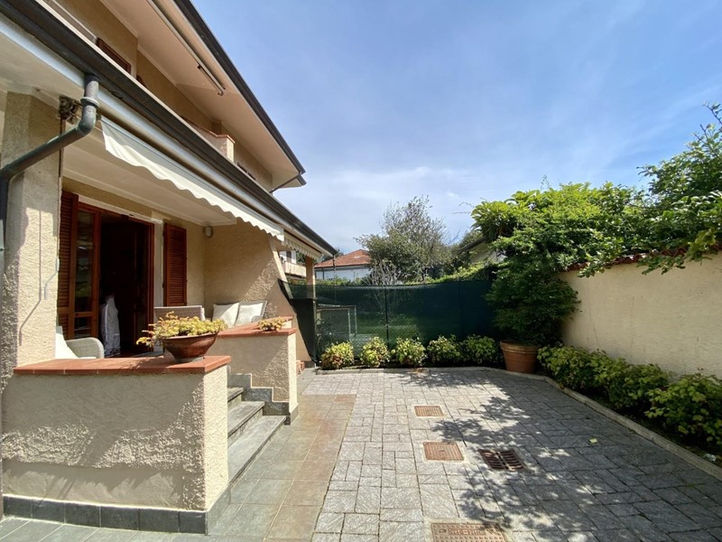 Villa bifamiliare in Vendita a Pietrasanta, zona Fiumetto, 780'000€, 150 m², arredato