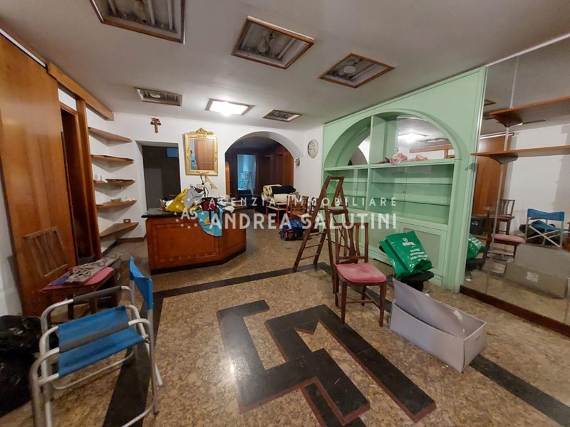Immobile commerciale in Vendita a Buti, 105'000€, 100 m²
