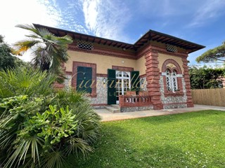 Villa in Affitto a Forte dei Marmi, zona Roma Imperiale, 220 m², arredato