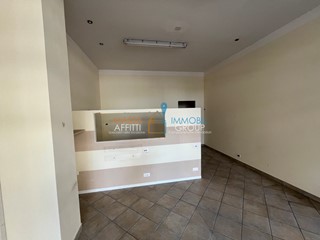 Immobile commerciale in Affitto a Massa, zona Centro cittÃ, 400€, 60 m²