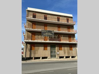 Attività commerciale in Affitto a San Filippo del Mela, 15'000€, 2000 m²