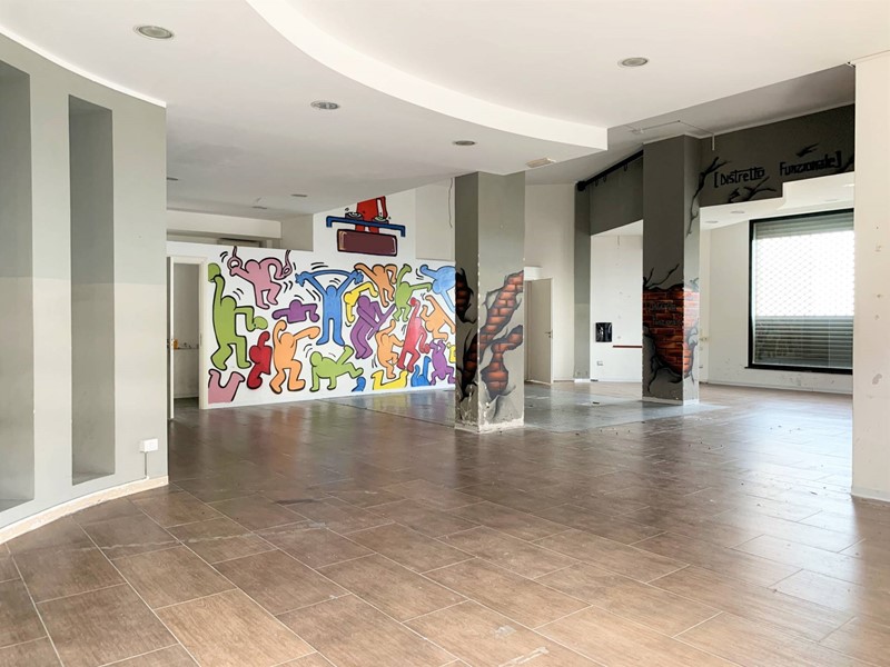 Negozio in Affitto a Catanzaro, zona Mater Domini, 1'200€, 200 m²