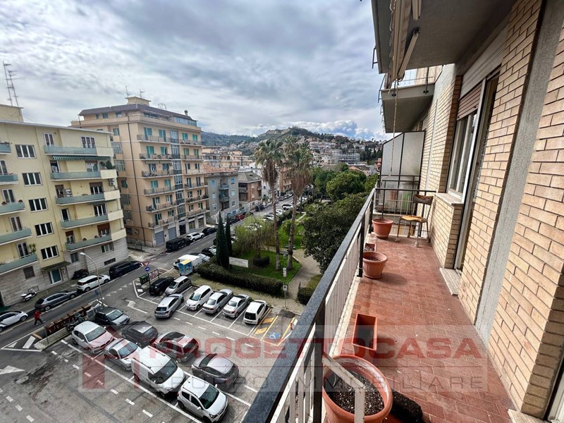 Quadrilocale in Vendita a San Benedetto del Tronto, zona CENTRALE VERSO SUD, 180'000€, 106 m²