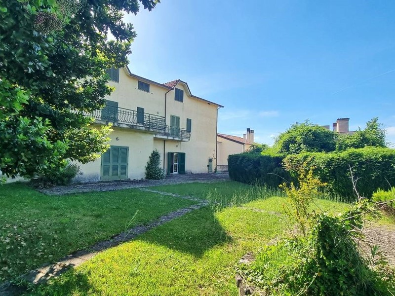 Villa bifamiliare in Vendita a Torella dei Lombardi, 120'000€, 352 m²