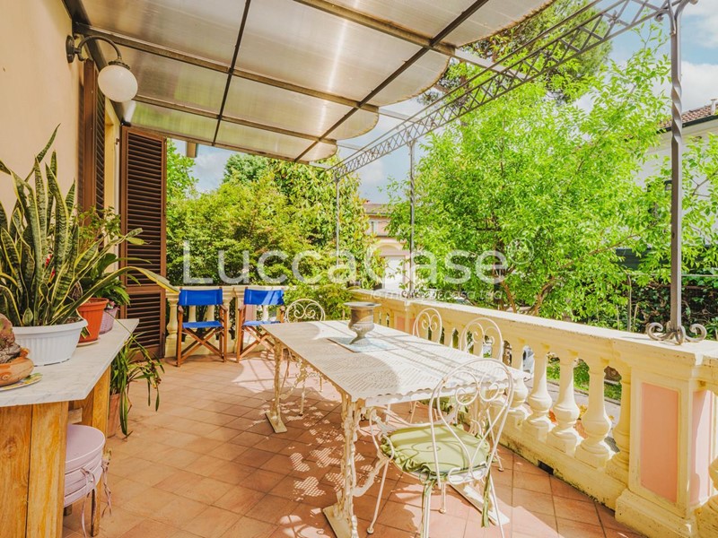Villa in Vendita a Lucca, 1'350'000€, 292 m², arredato, con Box