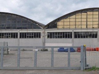 Capannone in Vendita a Poggibonsi, 490'000€, 1289 m²