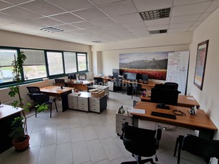 Ufficio in Affitto a Monteriggioni, zona Badesse, 450€, 56 m²