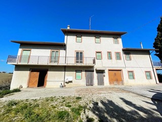 Villa in Vendita a Monsano, 315'000€, 250 m²