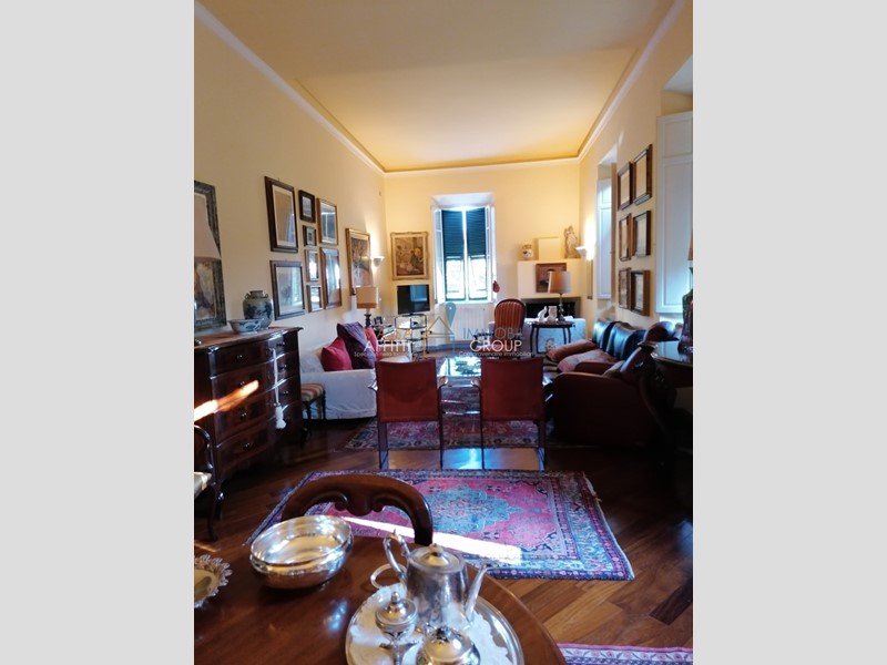 Casa Indipendente in Vendita a Carrara, 800'000€, 450 m²