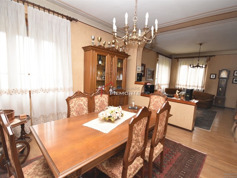 Casa Indipendente in Vendita a Fontaneto d'Agogna, 205'000€, 250 m², con Box