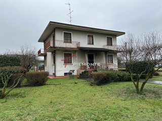 Casa Indipendente in Vendita a Fontaneto d'Agogna, 205'000€, 250 m², con Box