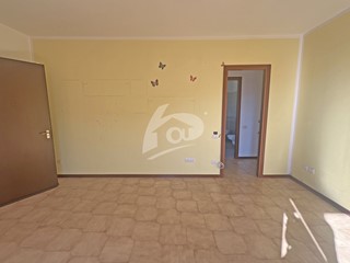 Bilocale in Vendita a Laveno Mombello, 70'000€, 57 m², con Box