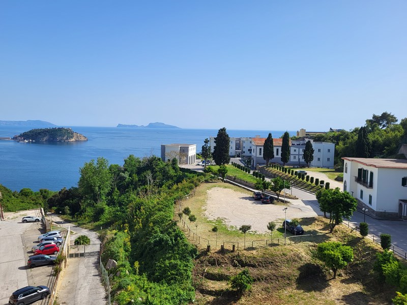 Appartamento in Vendita a Napoli, zona via San Gennaro Agnano, 355'000€, 130 m²