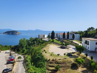 Appartamento in Vendita a Napoli, zona via San Gennaro Agnano, 355'000€, 130 m²