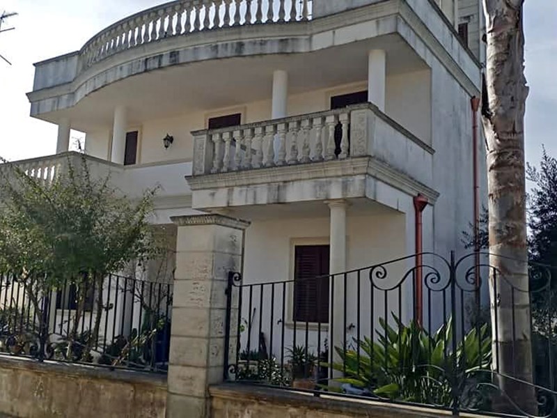 Villa in Vendita a Lecce, zona villa convento, 480'000€, 420 m², con Box