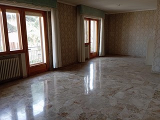 Appartamento in Vendita a Poggibonsi, 295'000€, 170 m², con Box