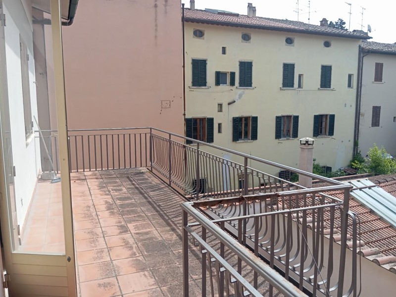 Appartamento in Vendita a Poggibonsi, 275'000€, 170 m², con Box