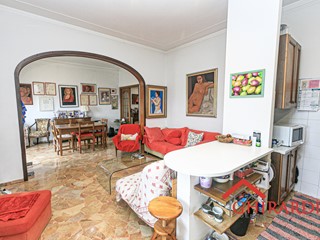 Appartamento in Vendita a Genova, zona Sestri Ponente, 175'000€, 137 m²