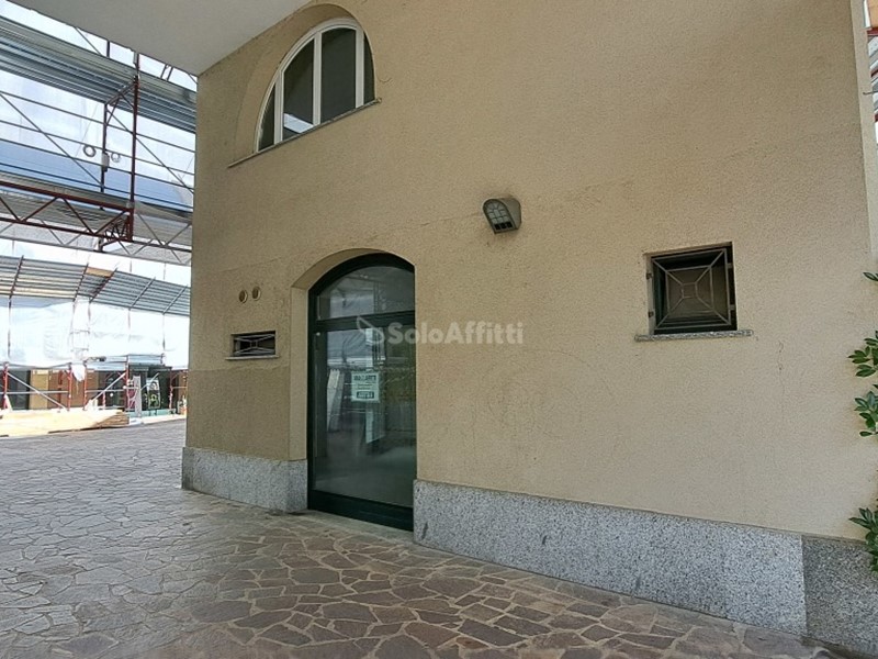 Capannone in Affitto a Saronno, 600€, 35 m²