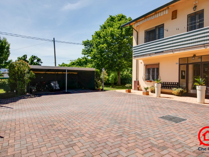 Casa Indipendente in Vendita a Cesena, zona Gattolino, 358'000€, 211 m²