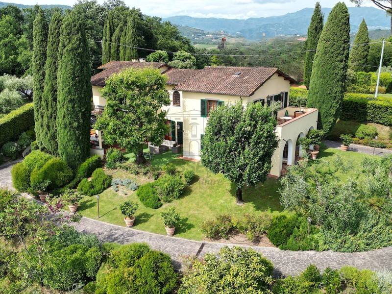 Villa in Vendita a Lucca, 1'950'000€, 450 m²
