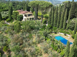 Villa in Vendita a Lucca, 1'950'000€, 450 m²