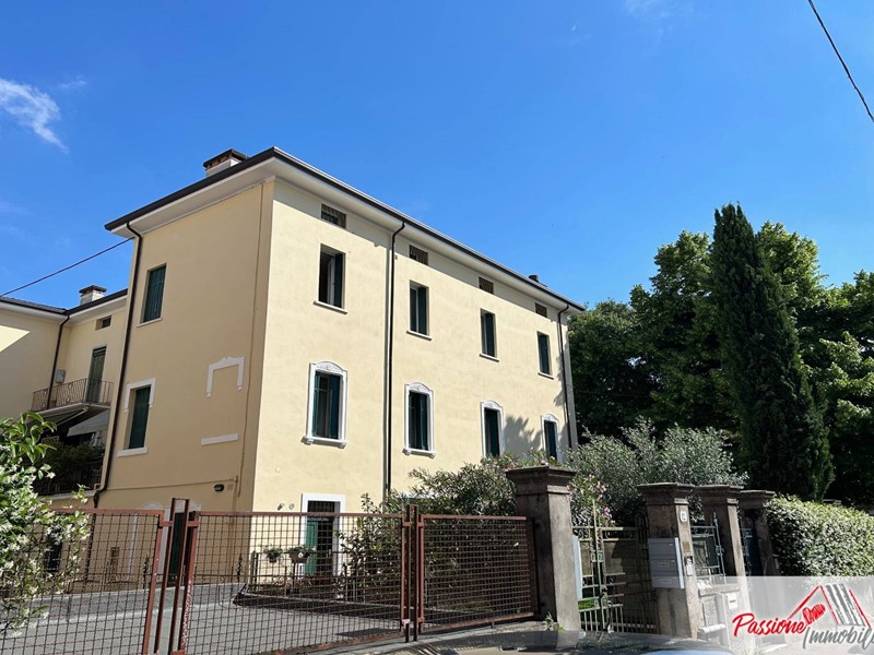 Appartamento in Vendita a Verona, zona Pindemonte, 290'000€, 128 m²