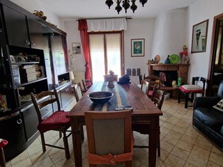 Appartamento in Vendita a Aulla, zona Pallerone, 130'000€, 90 m², con Box