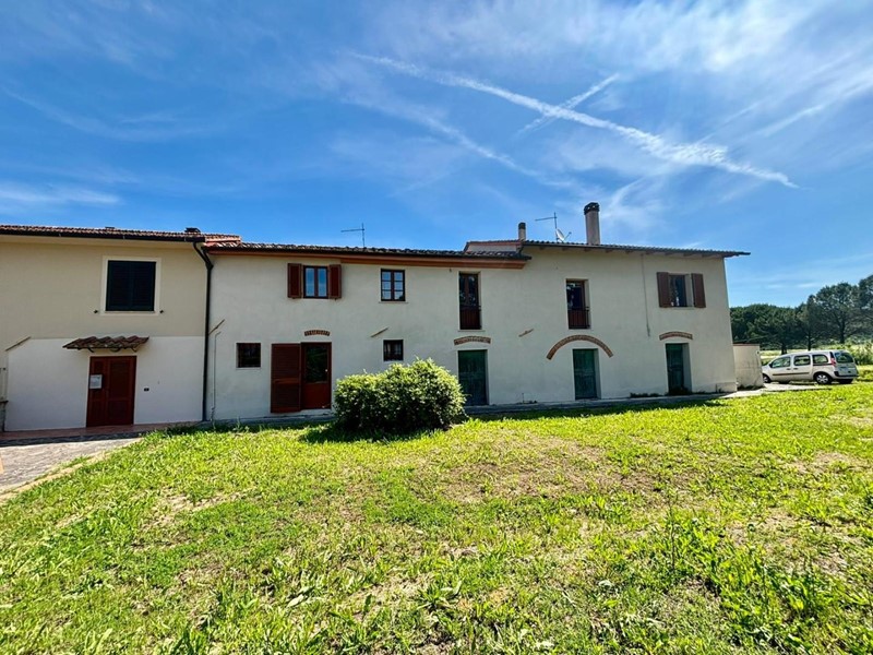 Casale in Vendita a Terricciola, 310'000€, 400 m², con Box