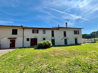 Casale in Vendita a Terricciola, 310'000€, 400 m², con Box