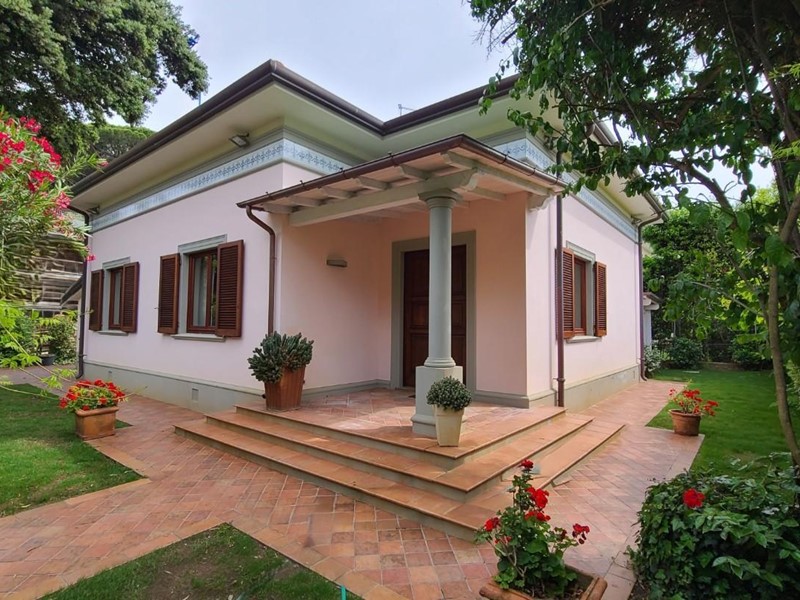 Villa in Affitto a Pietrasanta, zona Focette, 7'000&euro;, 300 m², arredato, con Box
