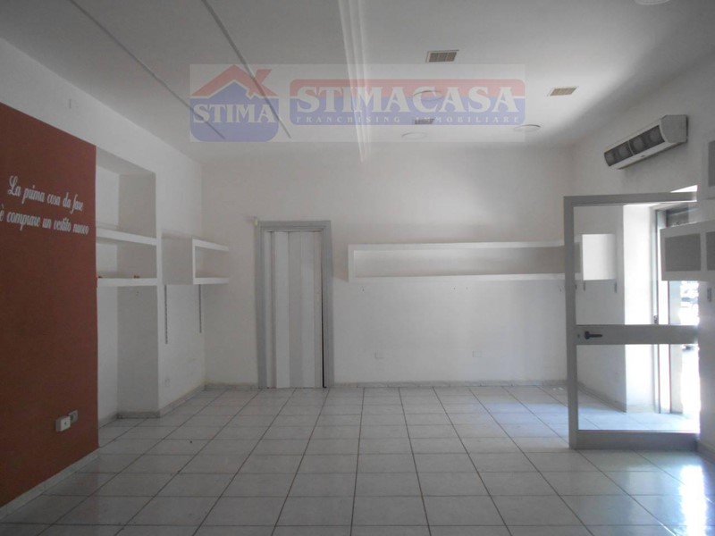Negozio in Affitto a Afragola, 850&euro;, 85 m²