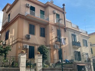 Trilocale in Vendita a Napoli, 200'000€, 90 m²
