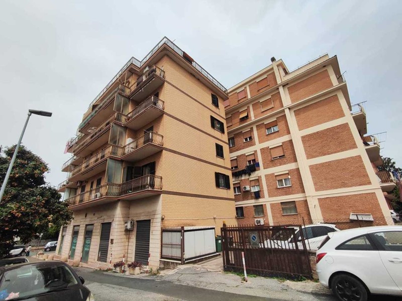 Immobile commerciale in Affitto a Guidonia Montecelio, zona Villanova, 2'500€, 160 m²