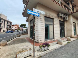 Immobile commerciale in Affitto a Guidonia Montecelio, zona Villanova, 2'500€, 160 m²