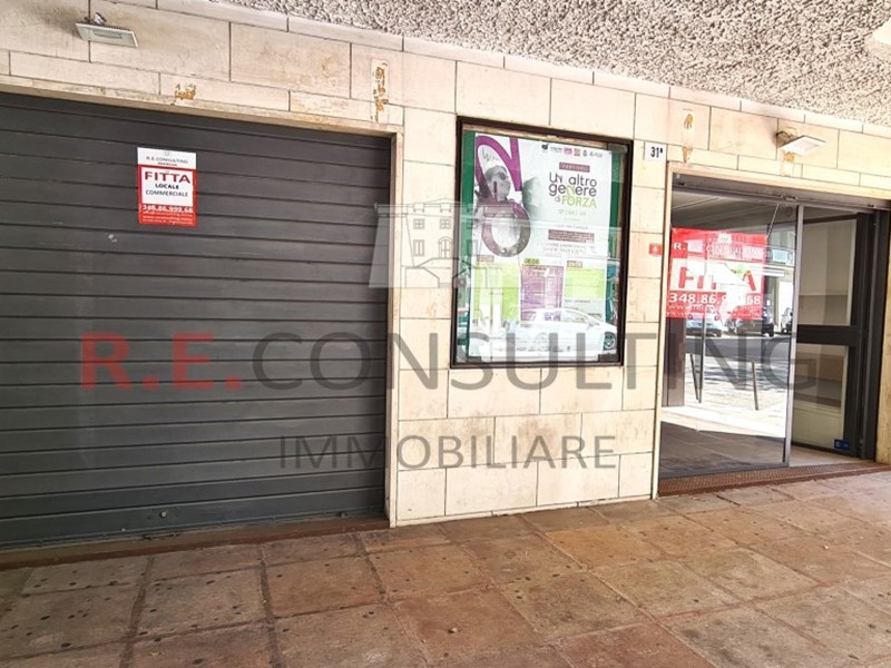 Immobile commerciale in Affitto a Martina Franca, 1'700€, 246 m²