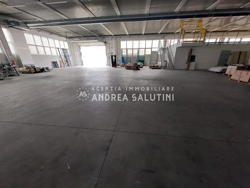 Capannone in Vendita a Ponsacco, 750'000€, 750 m²