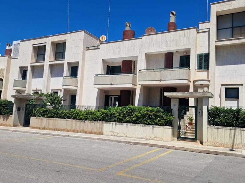 Villa in Vendita a Monopoli, zona SEMICENTRALE, 720'000€, 338 m²